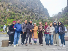 Mr Eddie and group in Halong Bay