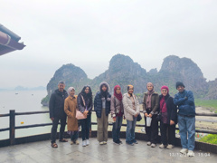 Mr Eddie and group in Halong Bay